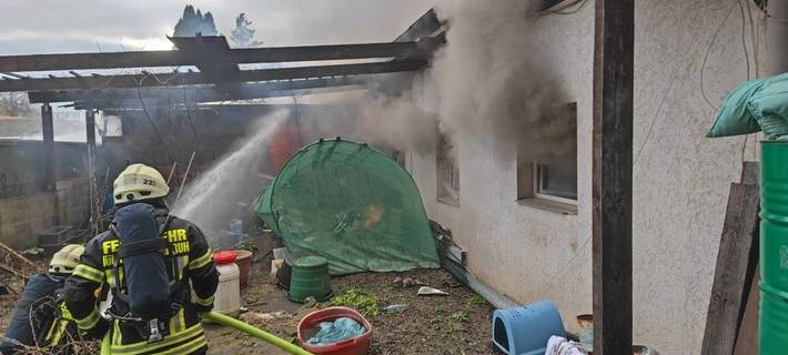 Gartenhütte durch Feuer komplett zerstört