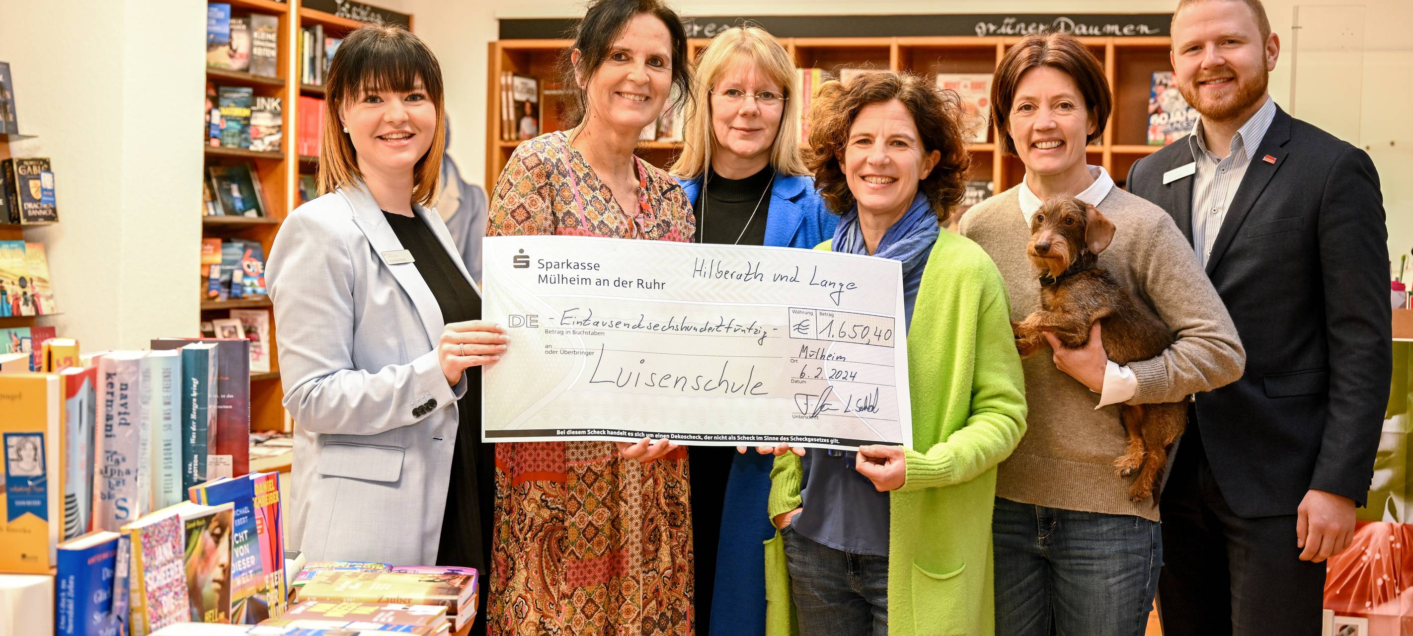 Spendenscheck für Bücherei der Luisenschule