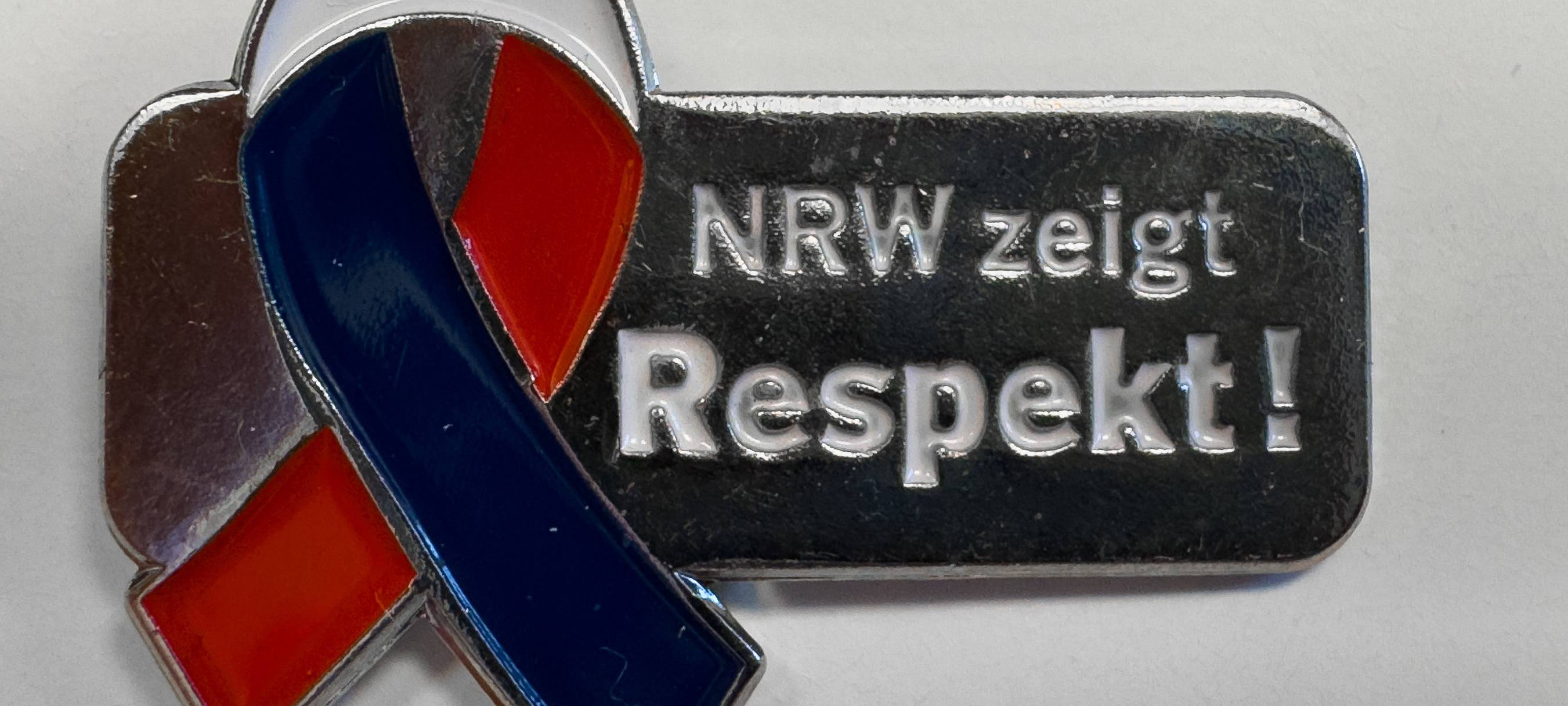 "NRW zeigt Respekt"-Anstecker bei Sparkasse