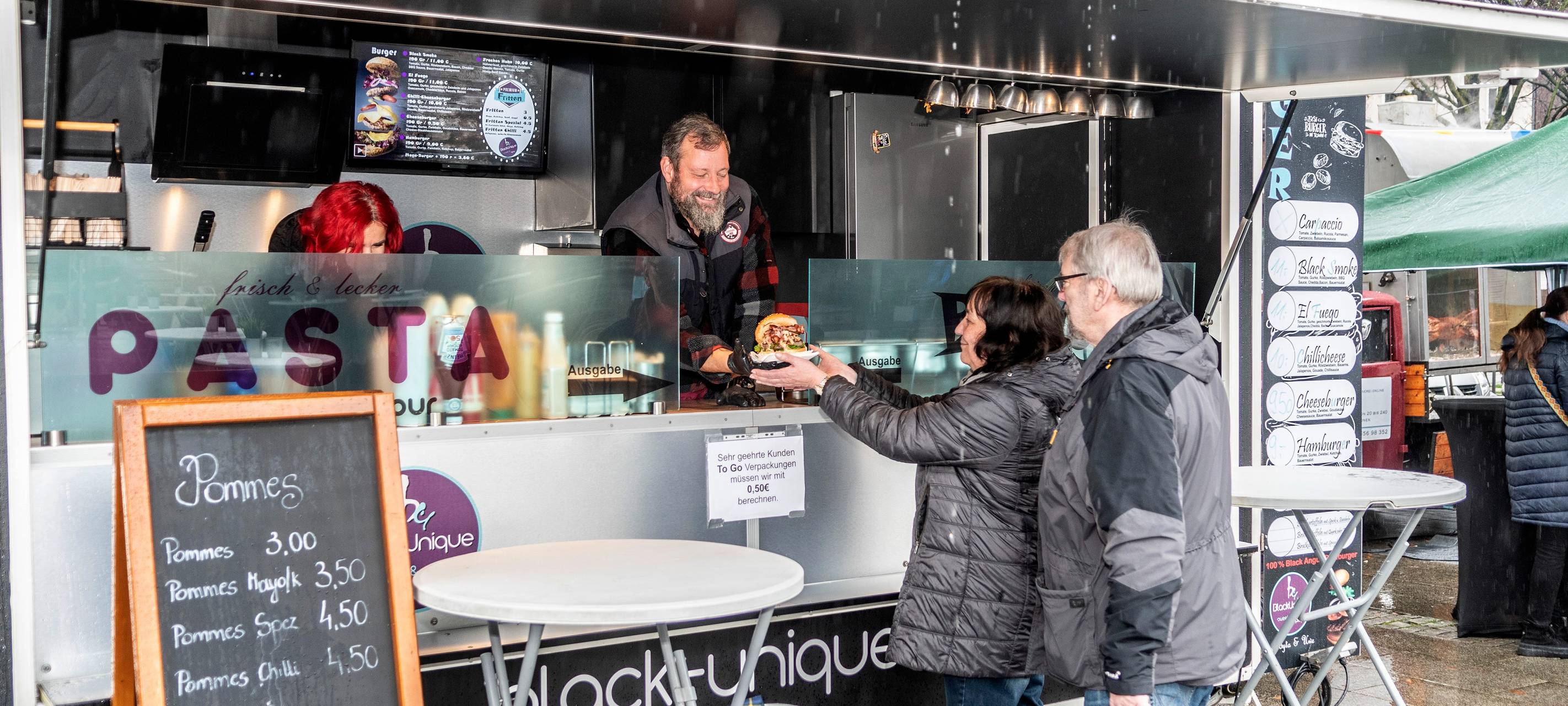 Foodtrucks mit internationalen Köstlichkeiten am Rathaus