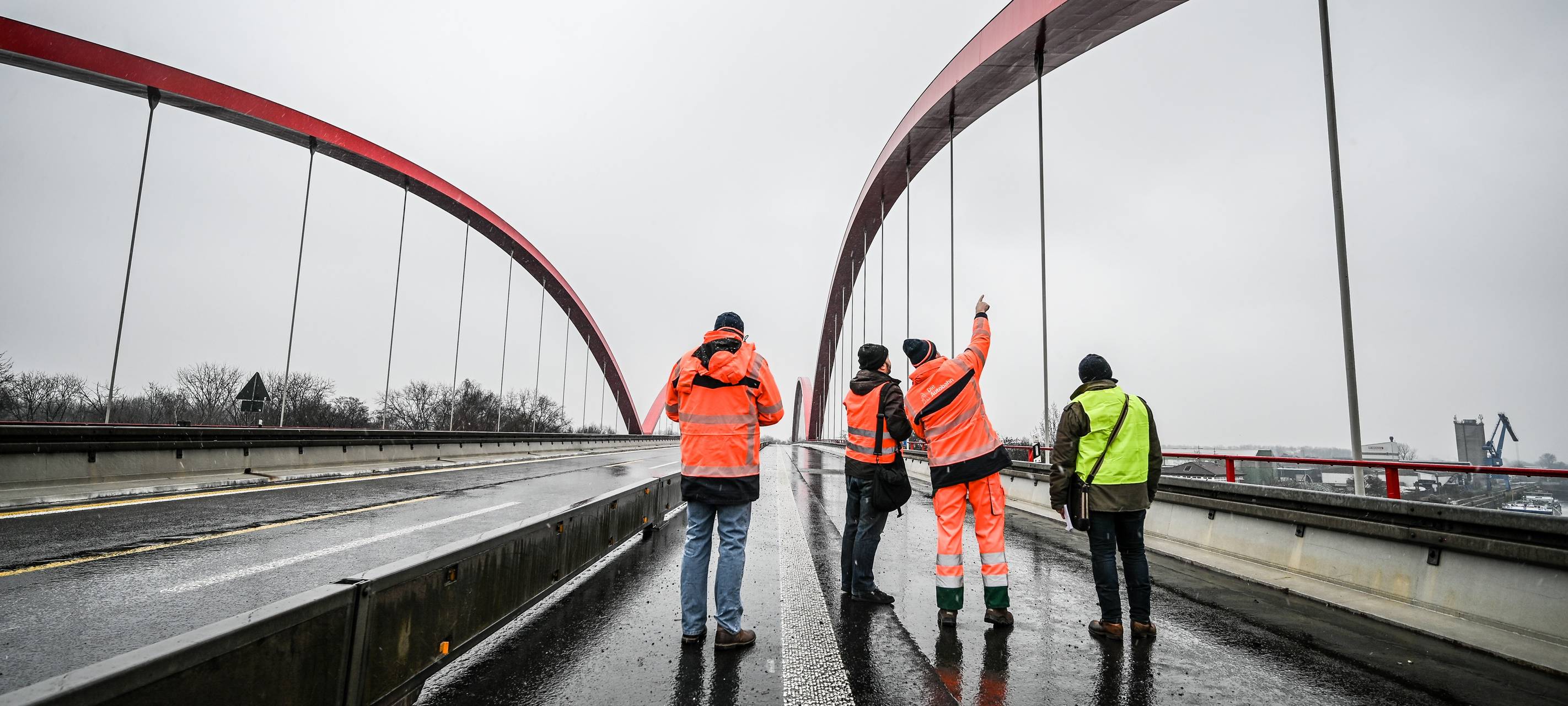 A42-Brücke bei Bottrop: Viele LKW sind zu schwer und müssen abgeleitet werden
