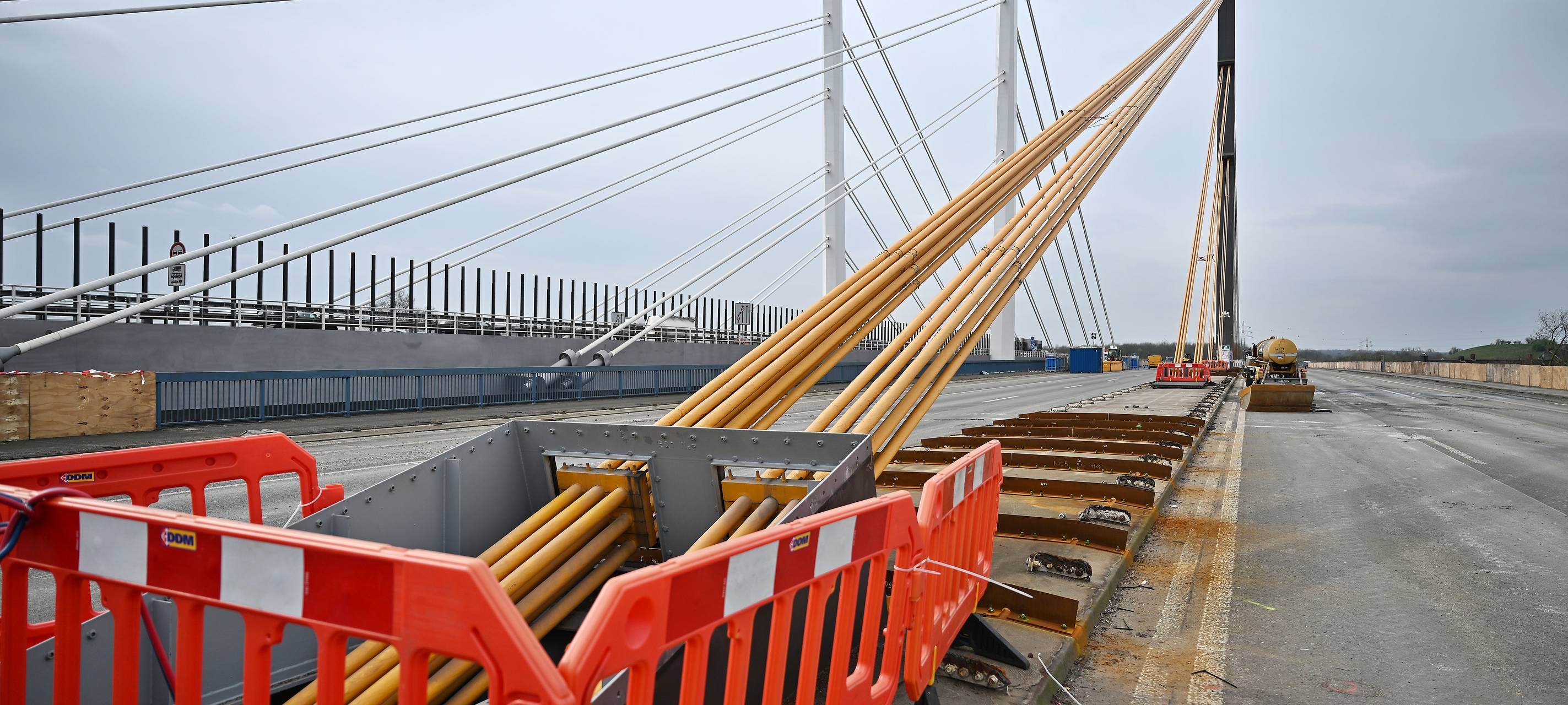 Alte A40-Brücke durchtrennt