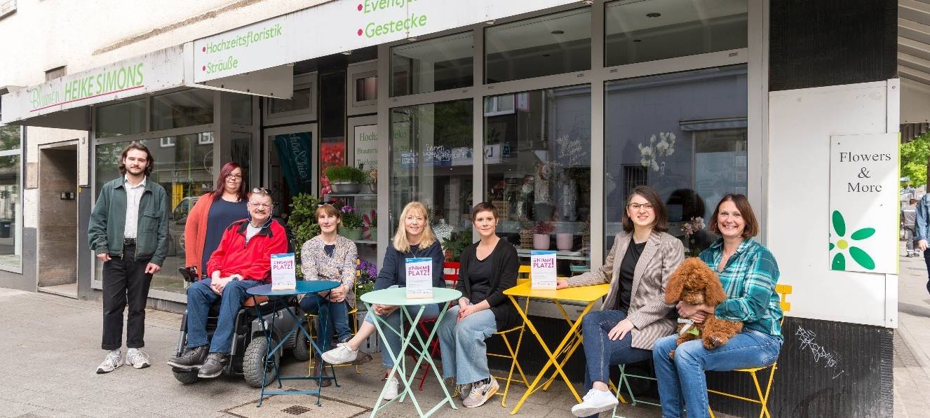 Bunte Bänke für das Wallviertel
