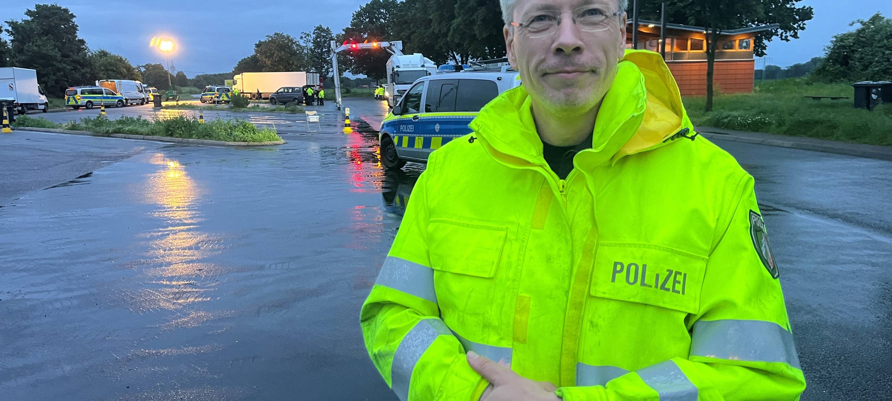 Parkplatzmangel auf der Autobahn - lebensgefährlich