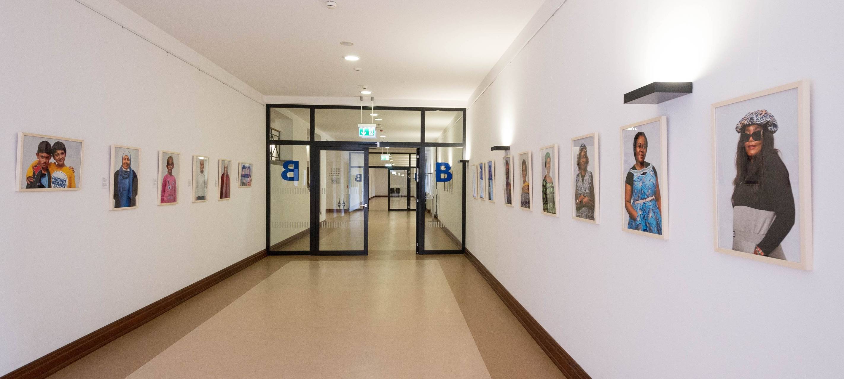 Fotos von Geflüchteten als Ausstellung im Rathaus