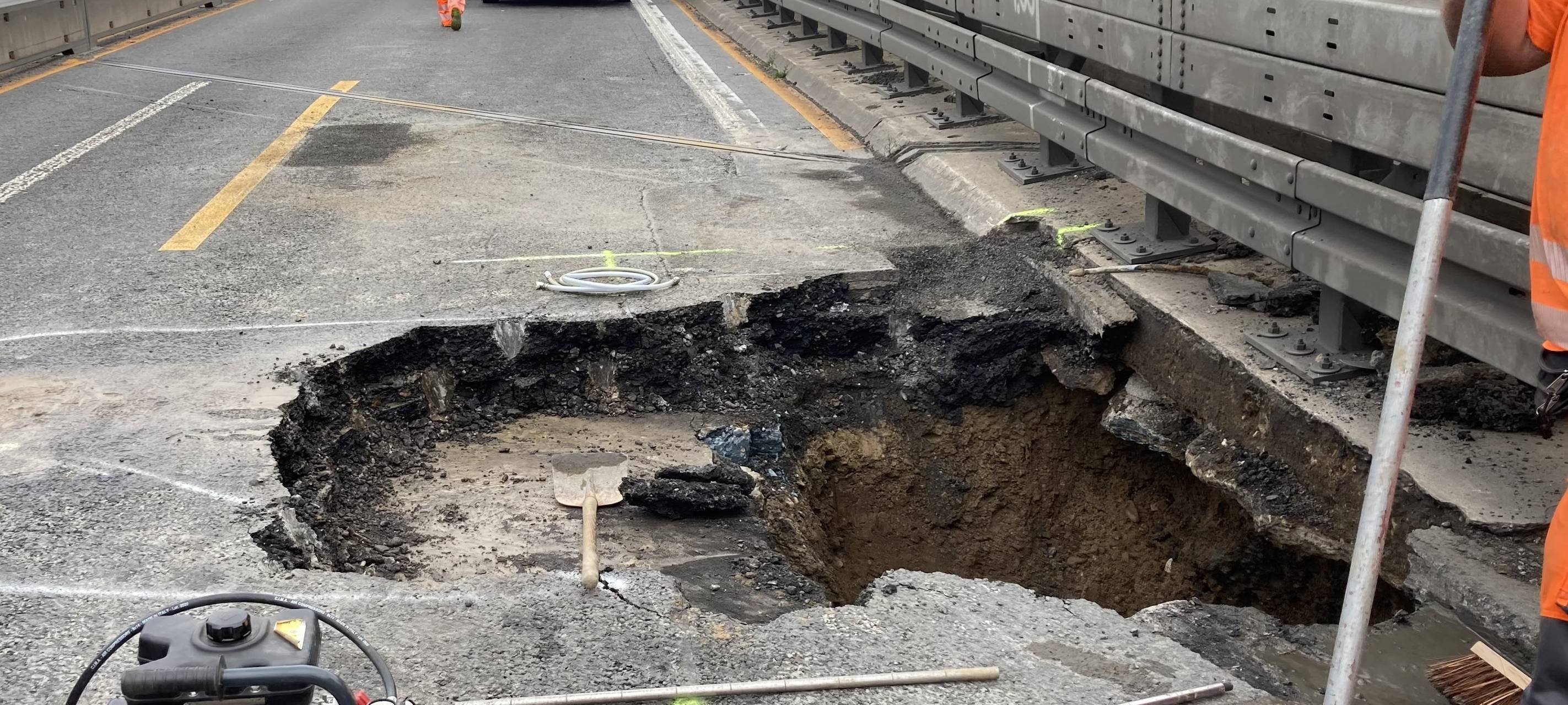 Fahrbahn abgesackt - A3 vollgesperrt