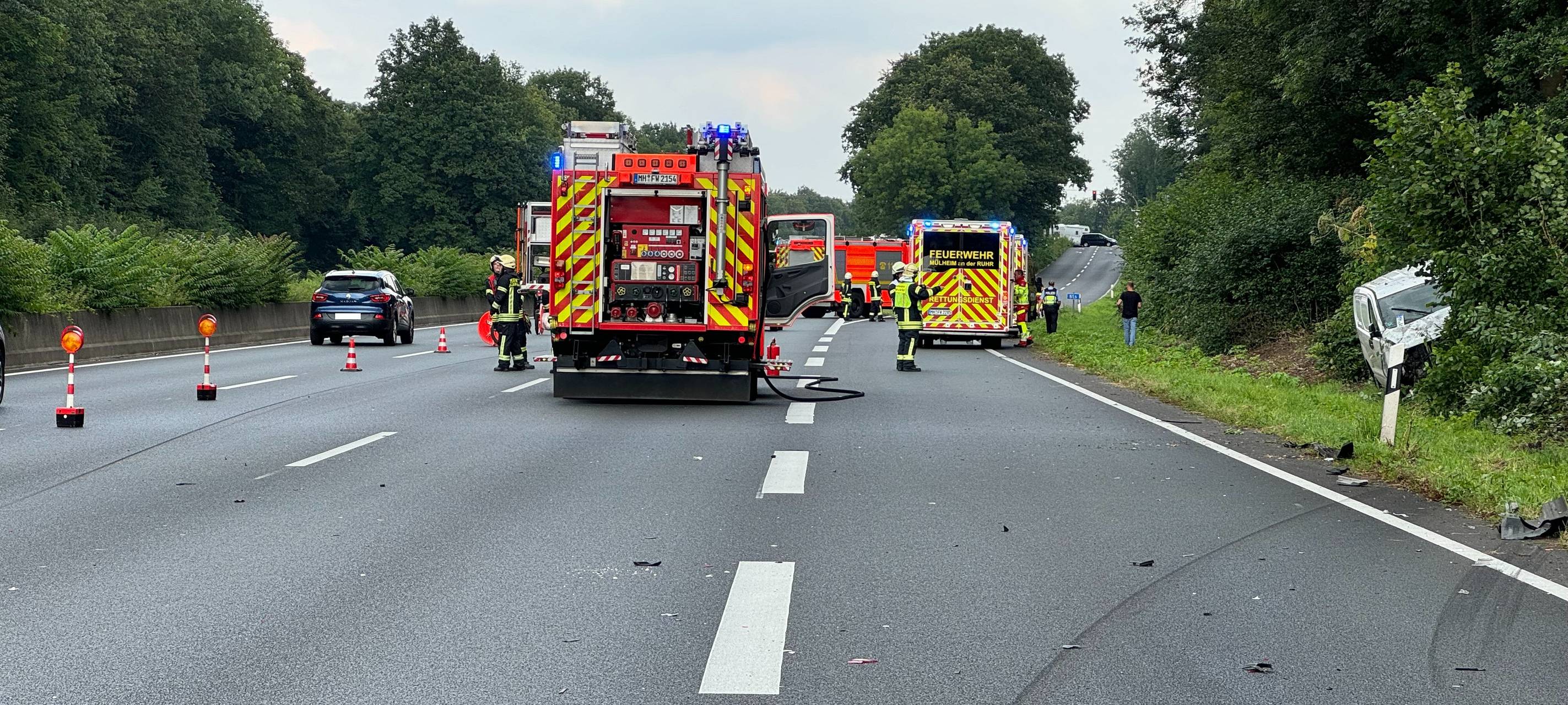 A40: Transporter landet bei Unfall im Straßengraben