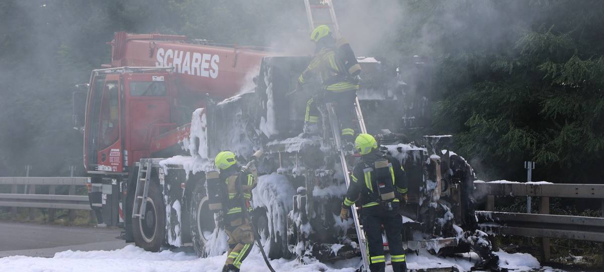 Autokran geht in Flammen auf