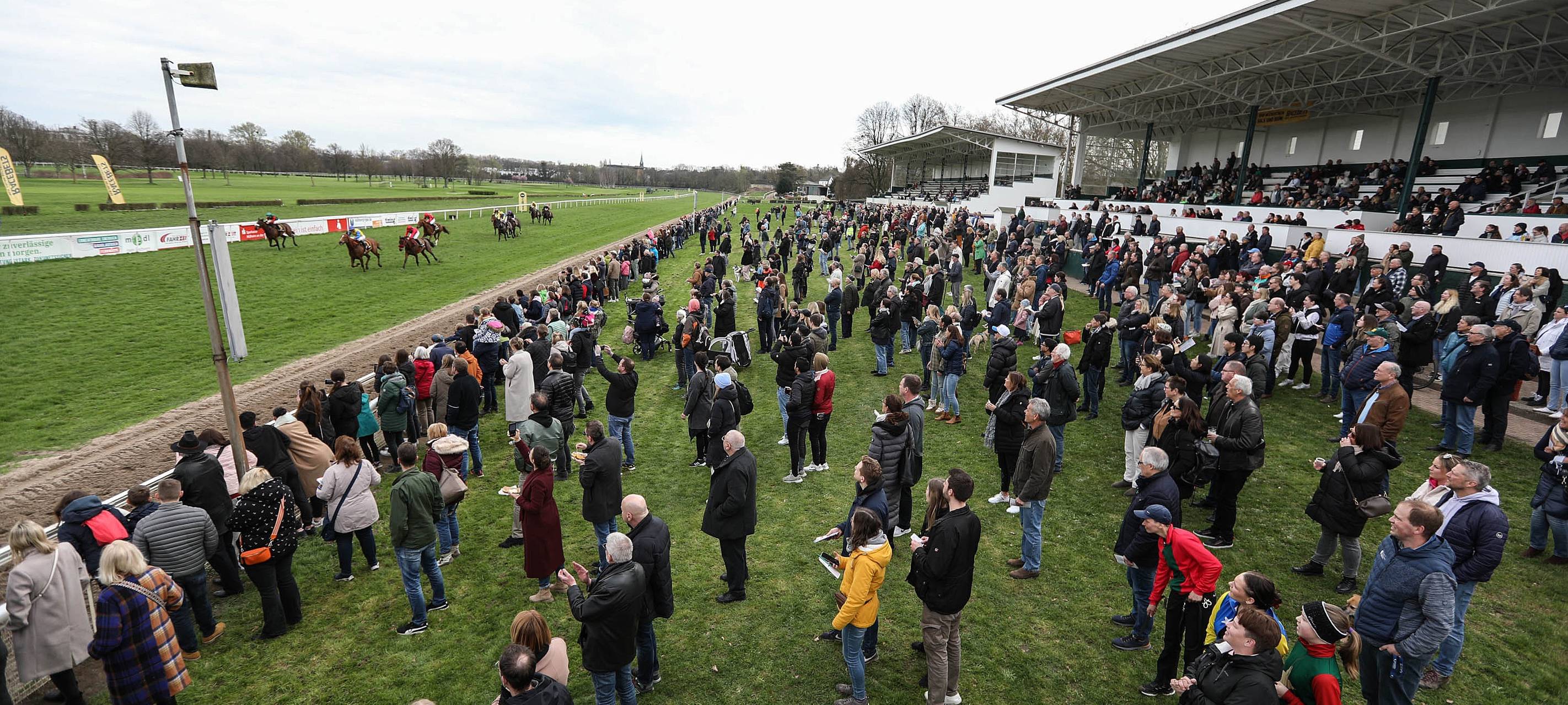 Rennbahn am Raffelberg mit Langstrecken-Spektakel