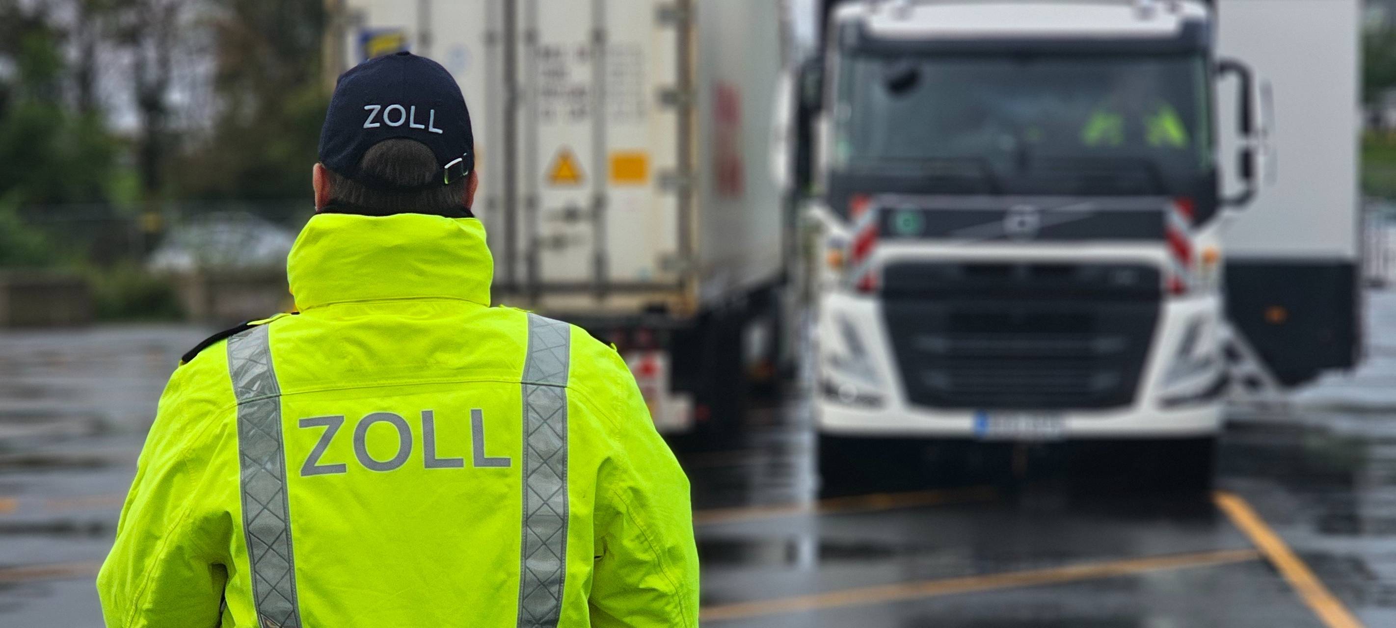 Riesiger Röntgen-LKW im Duisburger Hafen