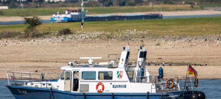 Die Wasserschutzpolizei stoppte das Schiff nach dem "Mann über Bord" in Monheim am Rhein