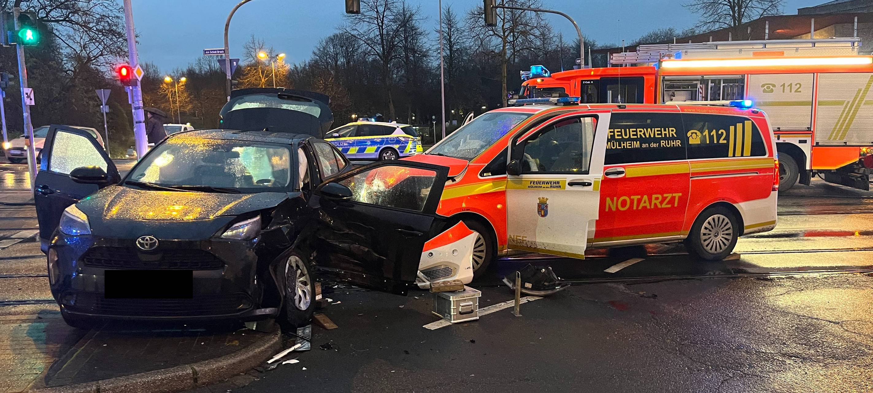 Notarztwagen kracht mit PKW zusammen - Mit UPDATE!