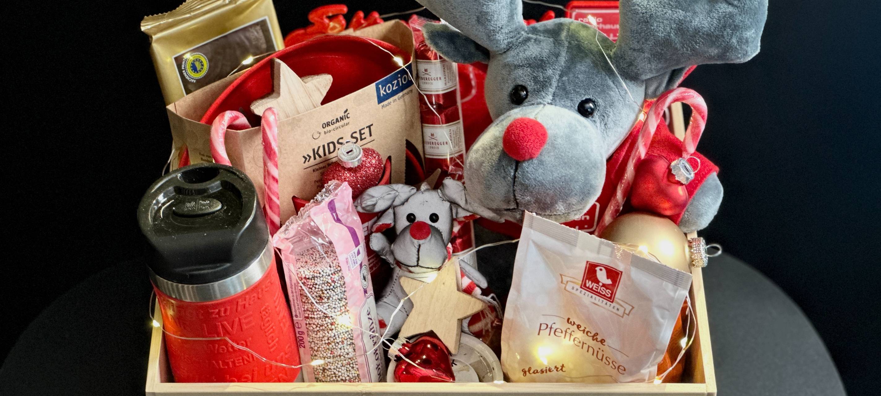 Kiste, die mit weihnachtlichen Geschenken gefüllt ist.