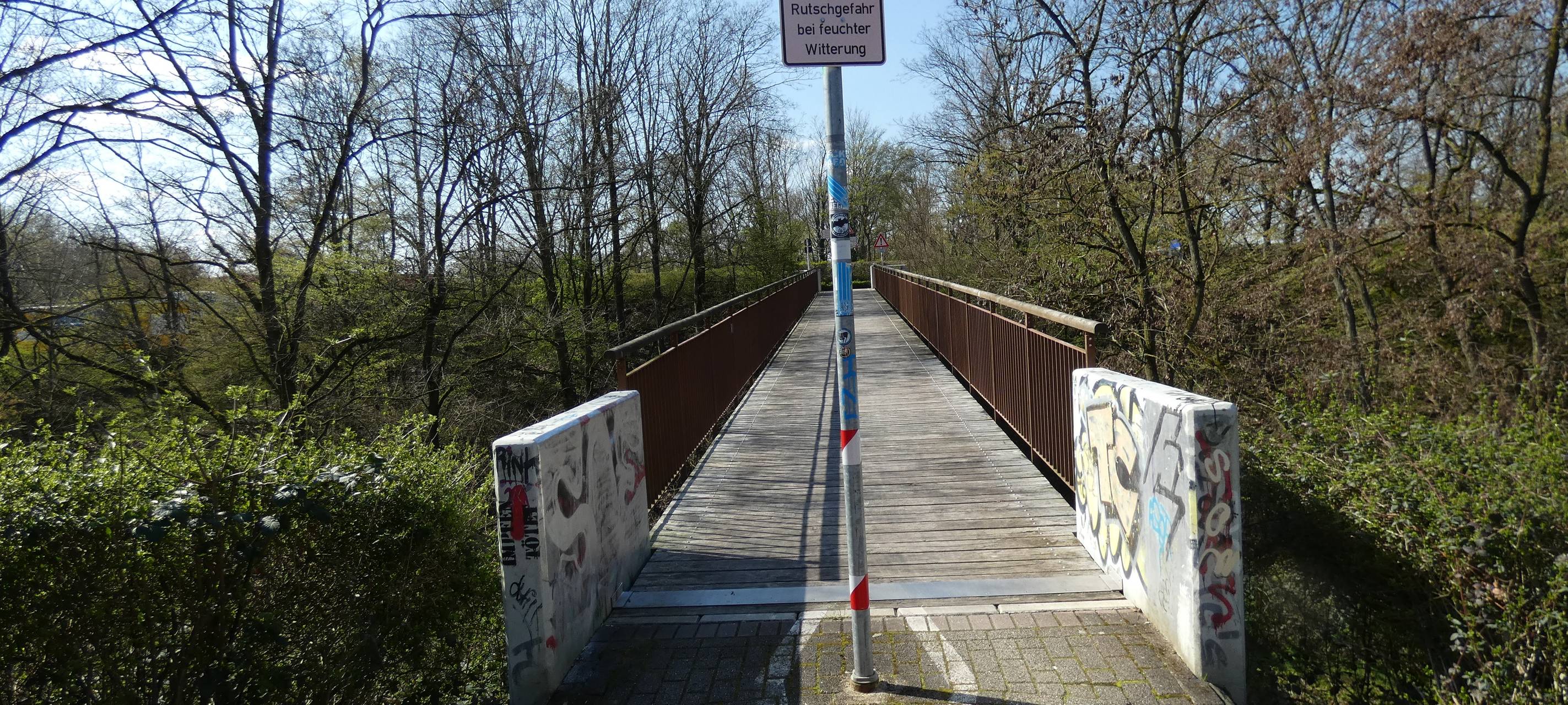 Belag auf Radwegbrücke wird erneuert
