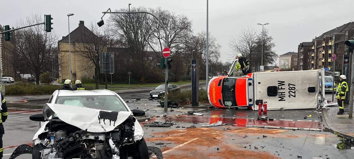 RTW prallt mit PKW zusammen und kippt um MIT UPDATE