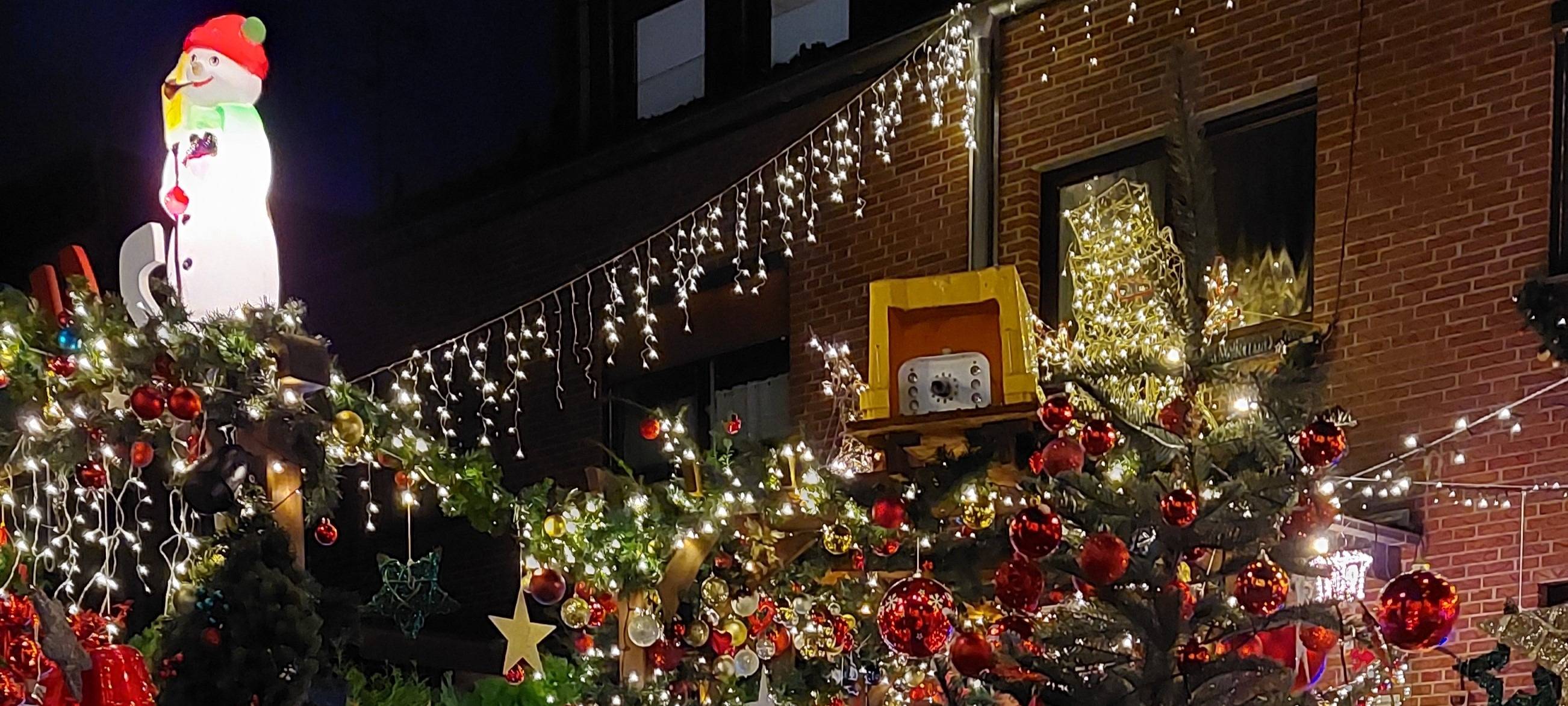 Ein Mann aus Oberhausen hat sein Haus mit tausenden Lichtern, Weihnachtsfiguren, Sternen und Kugeln geschmückt.