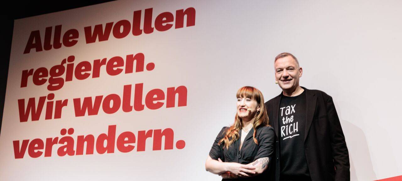 Die Spitzenkandidaten der Partei Die Linke Heidi Reichinnek (l) und Jan van Aken (r) stellen das Großplakat mit dem Text "Alle wollen regieren. Wir wollen verändern" aus der Plakatkampagne zur Bundestagswahl der Partei Die Linke vor.