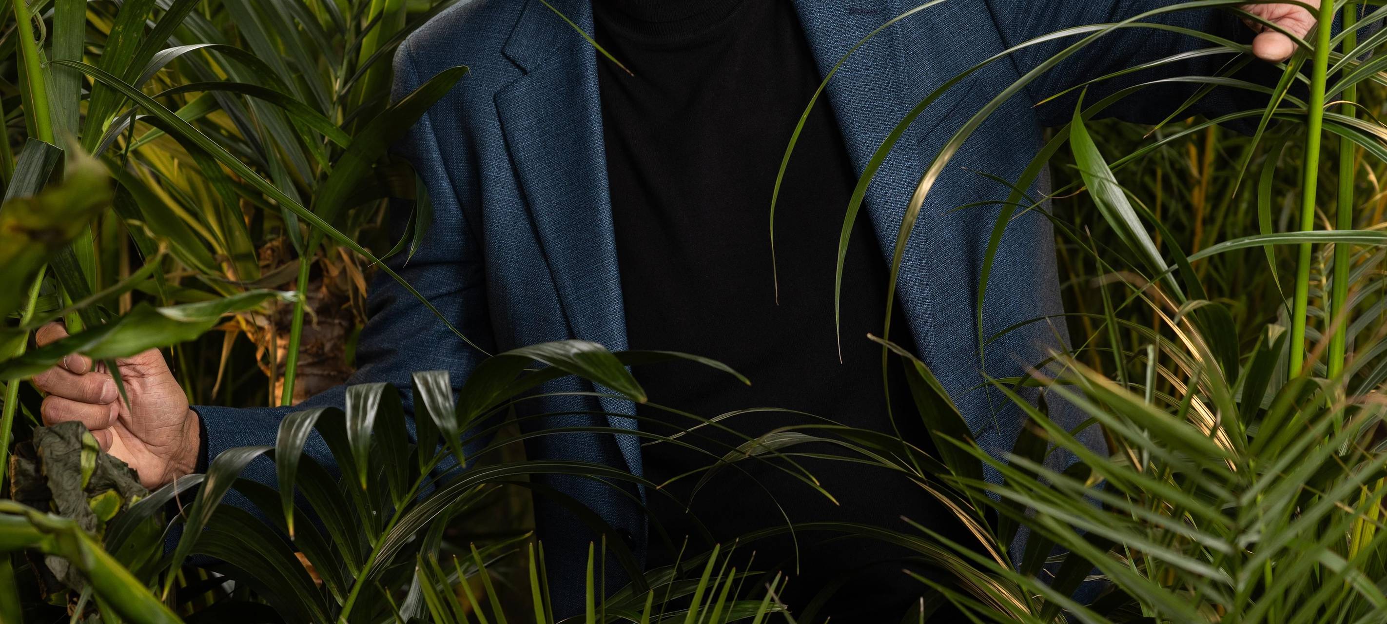 Pierre Sanoussi-Bliss schaut lächelnd in die Kamera - im Rahmen des RTL-Dschungelcamps 2025.