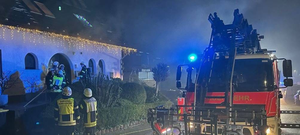 Feuerwehr löscht Kellerbrand