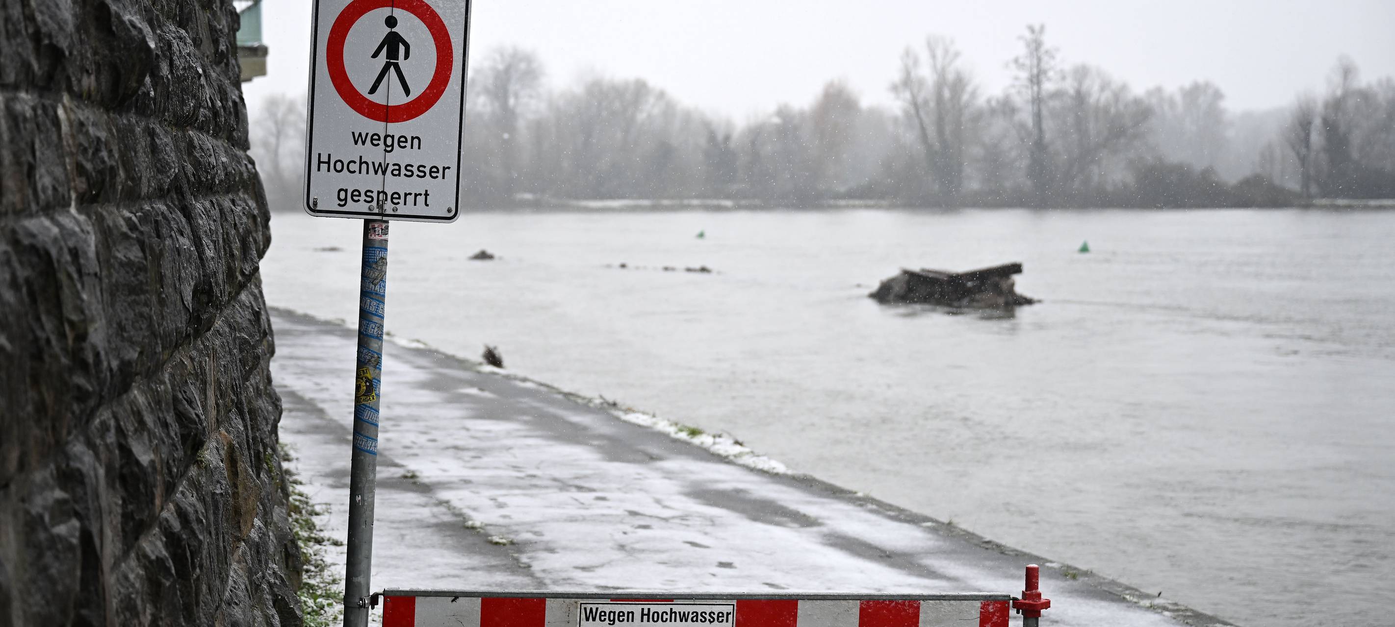 Stadt räumt Hochwassersperren beiseite