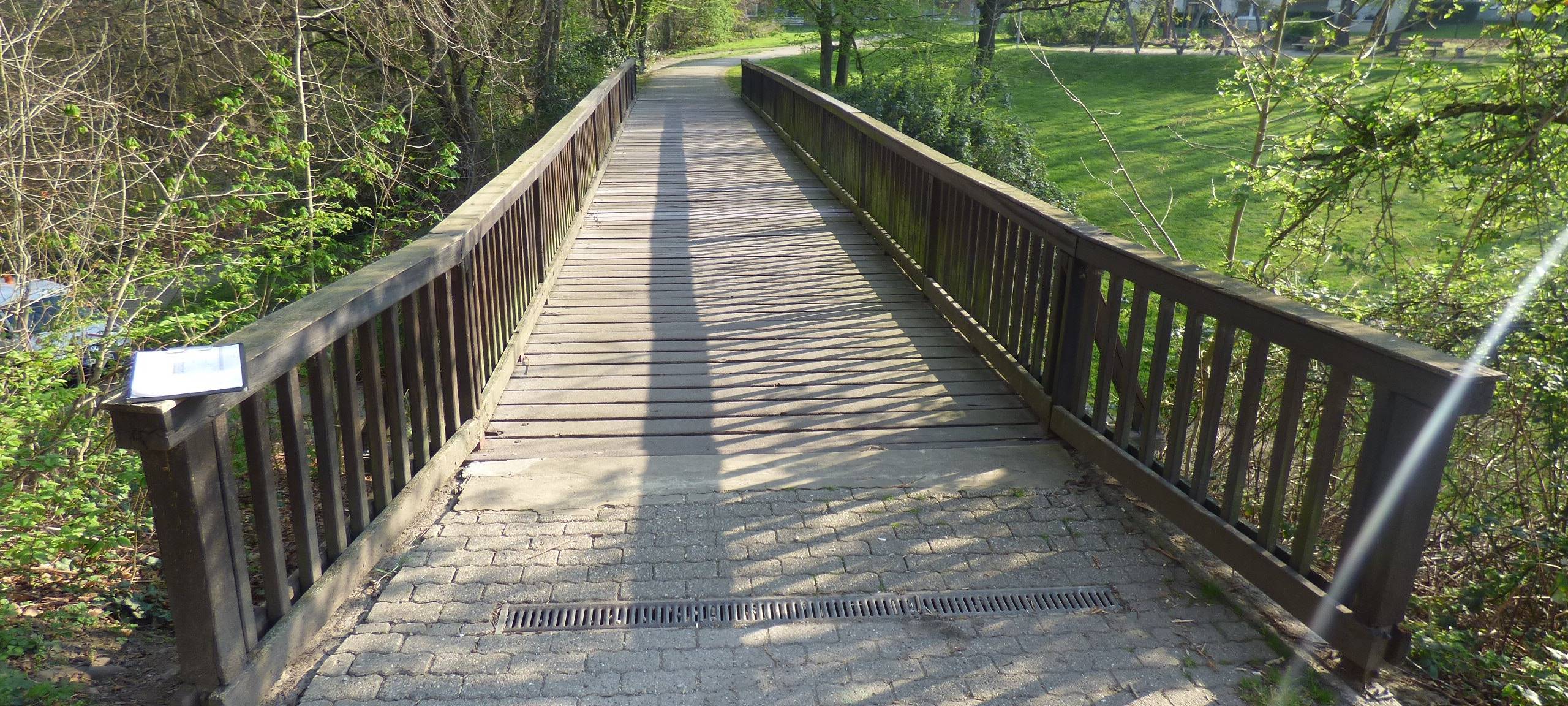 Bauarbeiten: Stadt ersetzt Holzbrücke in Heißen