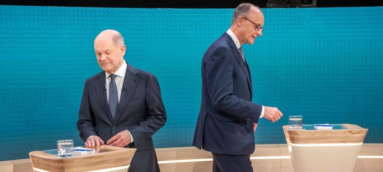Bundeskanzler Olaf Scholz (SPD, l), steht neben Friedrich Merz, Unions Kanzlerkandidat und CDU Bundesvorsitzender, vor dem TV-Duell von ARD und ZDF. In 90 Minuten stellen sich beide im Studio Berlin-Adlershof zentralen Fragen und debattieren zu den wesentlichen Themen des Bundestagswahlkampfs. Moderiert wird die Sendung von Sandra Maischberger (ARD) und Maybrit Illner (ZDF).