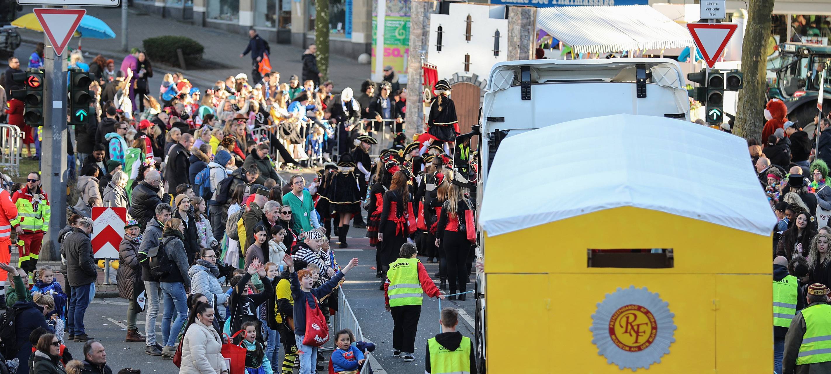 Friedlicher und sonniger Rosenmontagszug