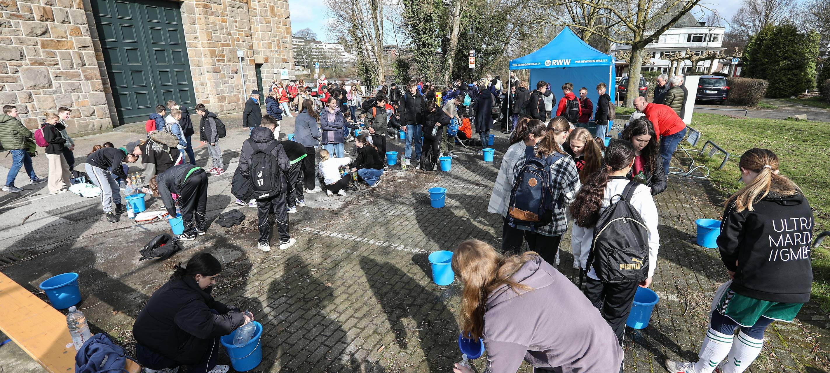 Schüler wandern für Brunnenprojekte