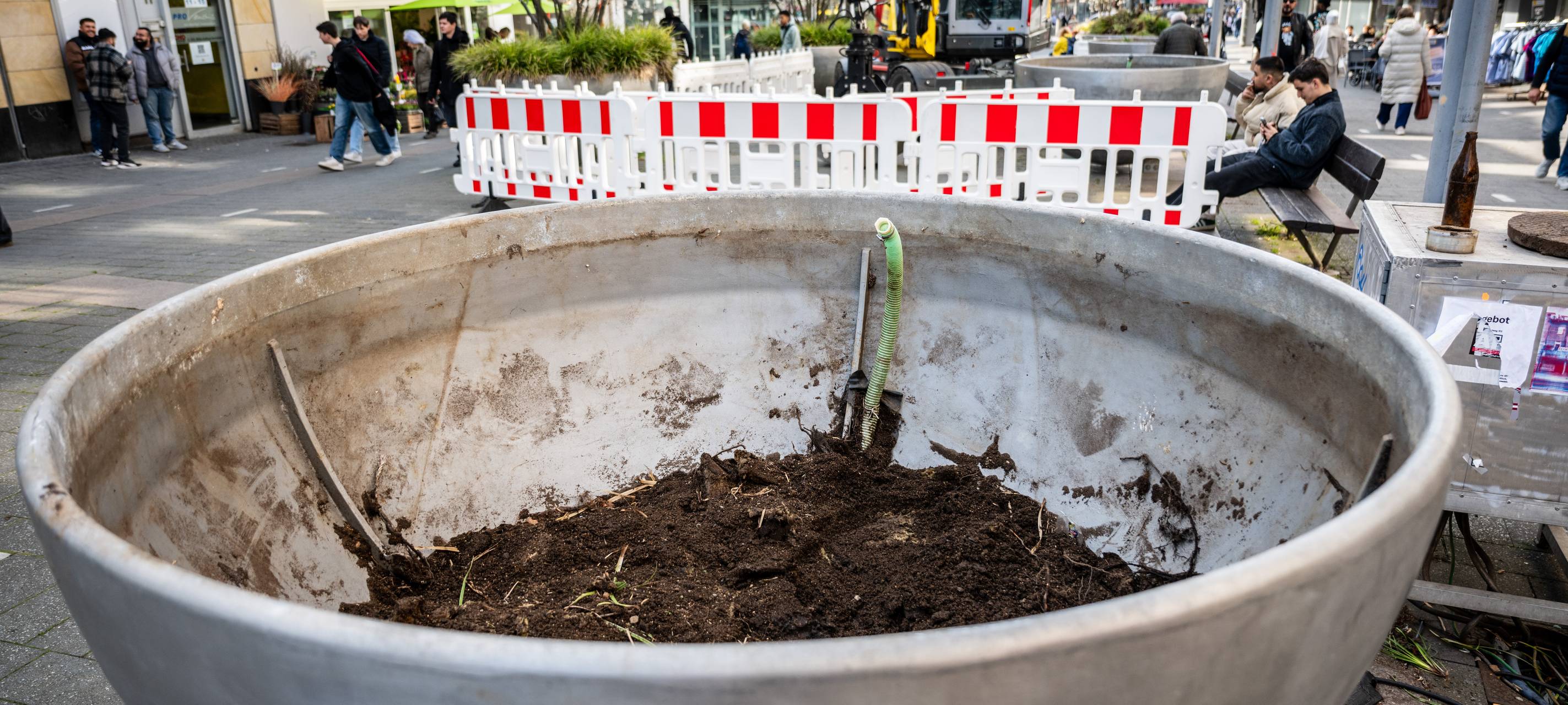 Stadt lässt Blumenkübel in der City teilweise entfernen