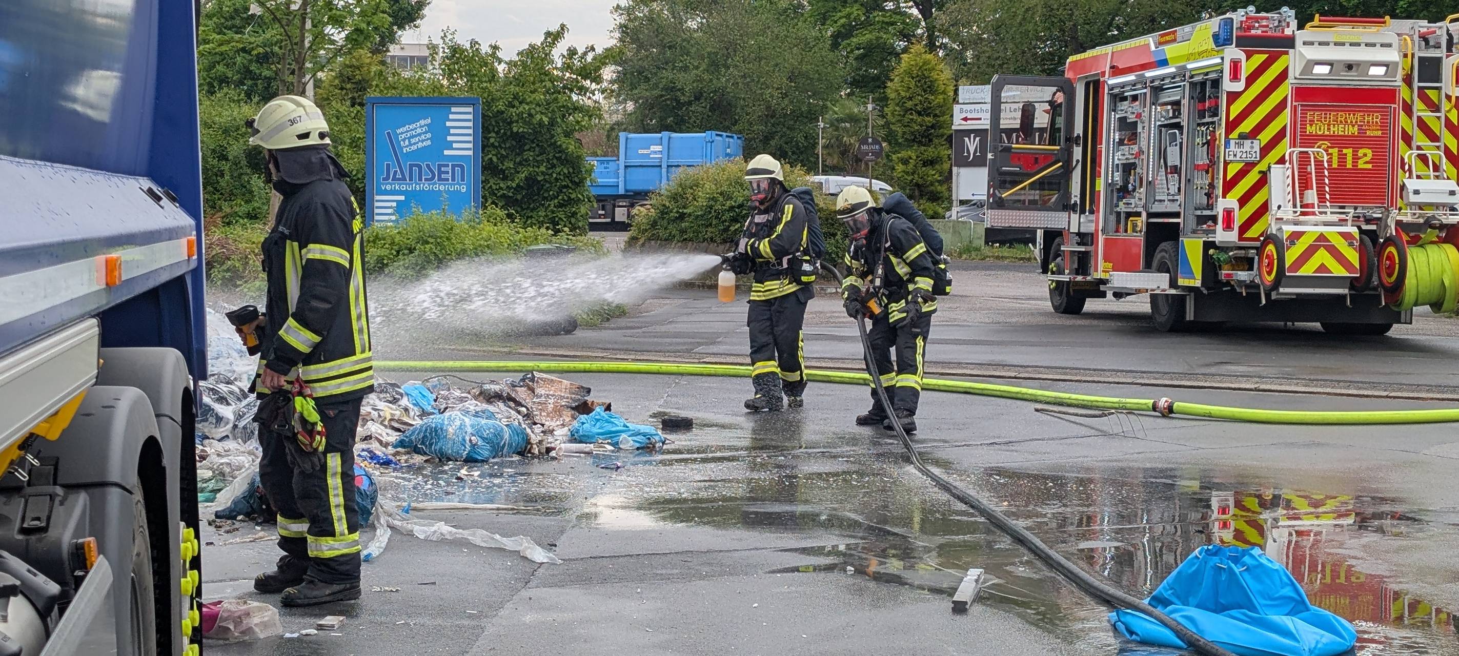 Einsatz im Hafen: Feuerwehr löscht brennenden Müll