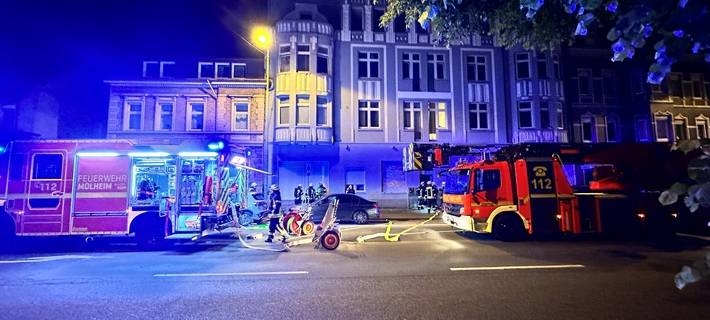 Brennendes Laub im Kellerschacht