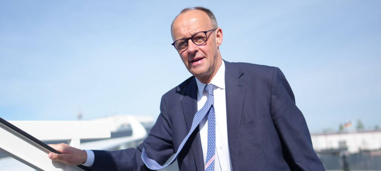 Bundeskanzler Friedrich Merz (CDU) steigt in das Flugzeug der Flugbereitschaft
