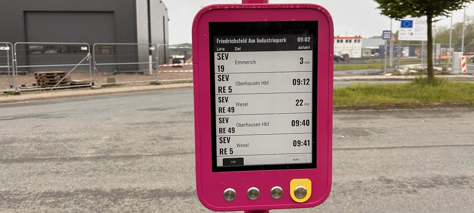 Ersatzverkehr: Digitale Anzeigen aufgestellt