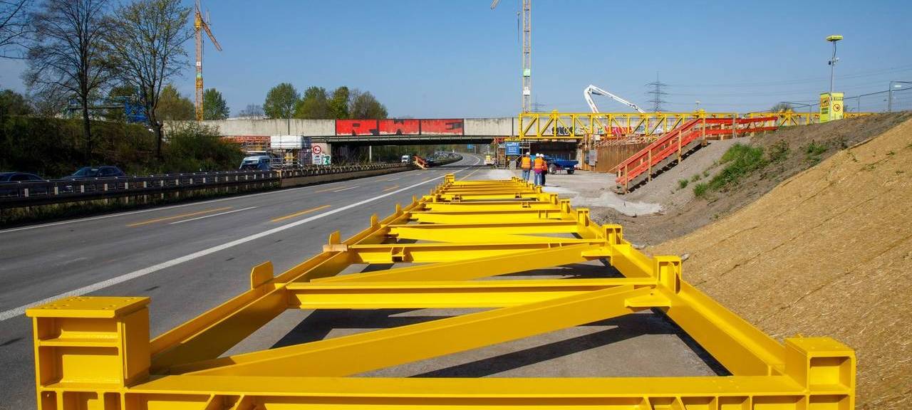 Spektakuläre Brückenarbeiten an der A42