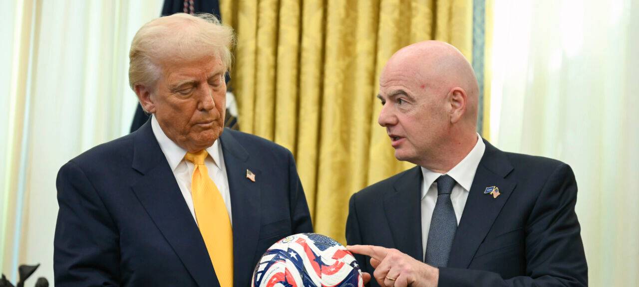 Donald Trump (li.) und Gianni Infantino halten einen Fußball in ihren Händen. Anlässlich der Weltmeisterschaft 2026 in den USA, Kanada und Mexiko.
