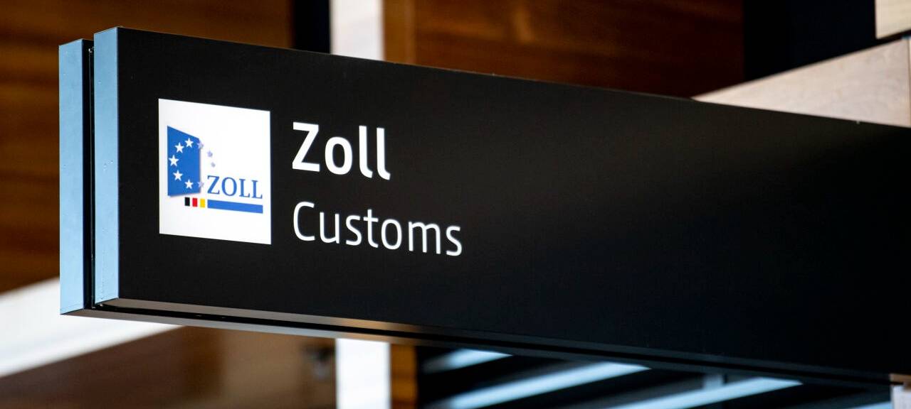 Ein Schild weist in der Haupthalle des Flughafen Berlin Brandenburg (BER) auf den Zoll hin.