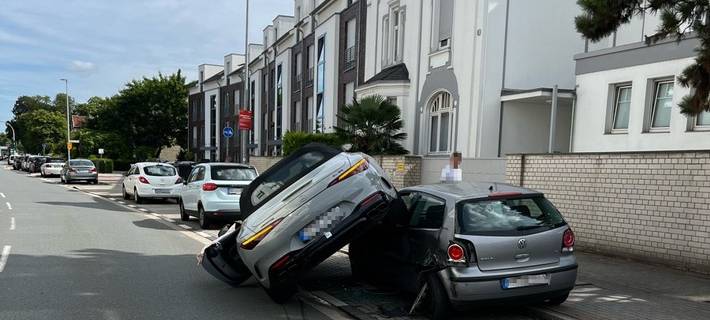 Kassenberg: Mercedes landet auf geparktem Auto