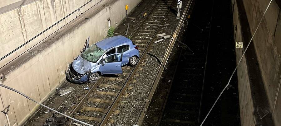 Duisburg: Auto stürzt in U-Bahn-Tunnel - 20-Jähriger verletzt