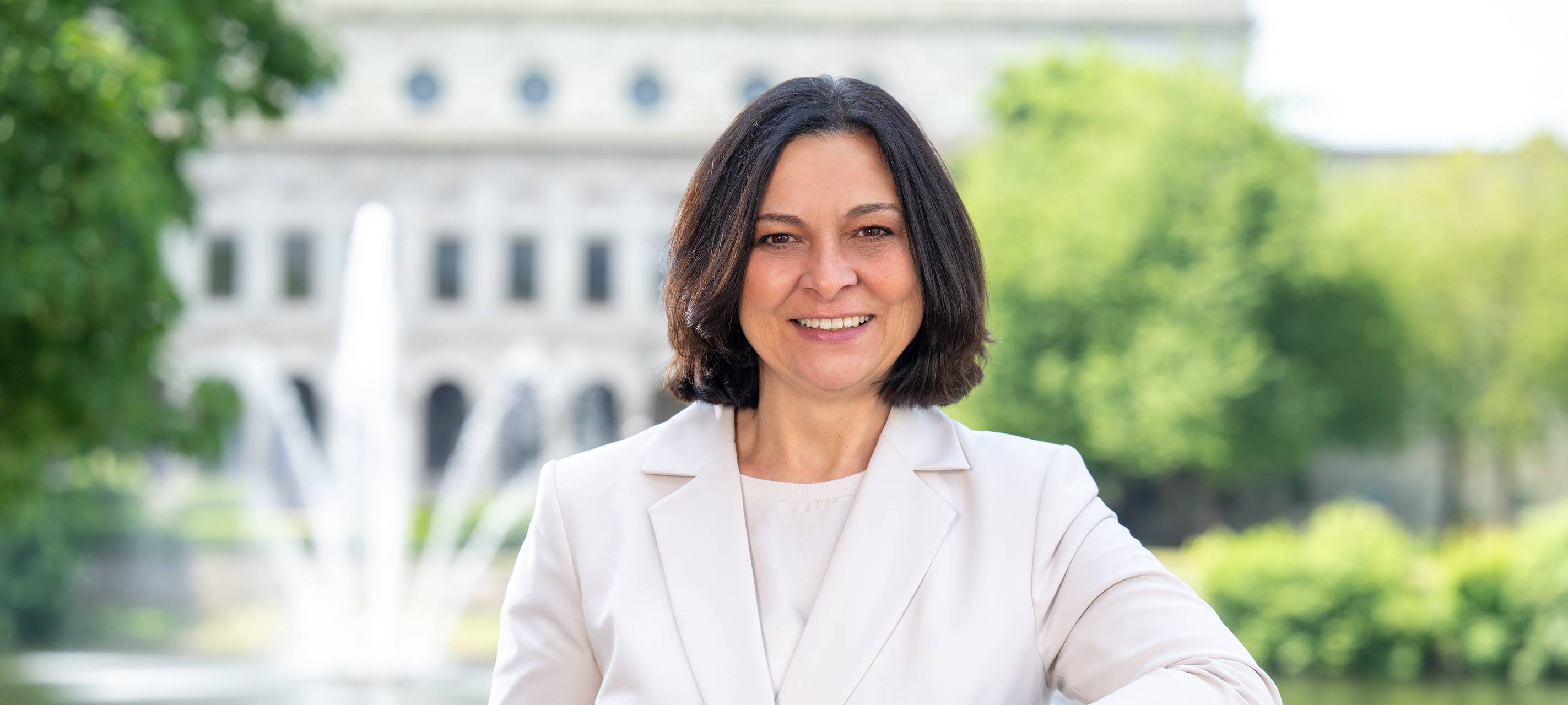 Oberbürgermeisterkandidatin Nadia Khalaf vor einem See