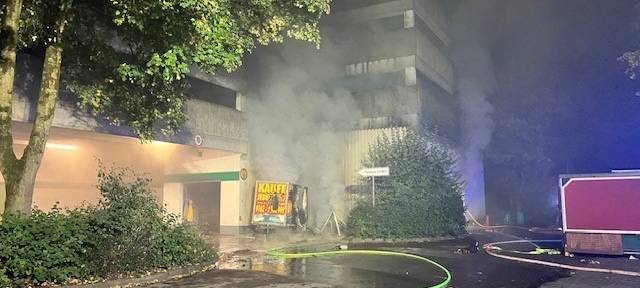 RRZ: Feuerwehr löscht Brand in Parkhaus