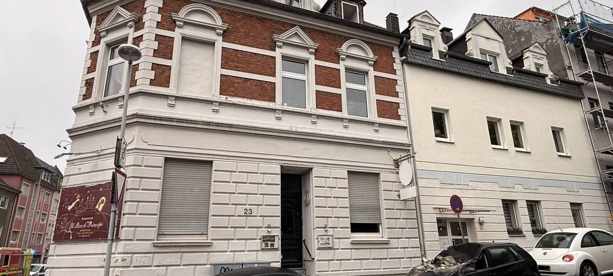 Mehrere Sperrungen nach bröckelnder Fassade