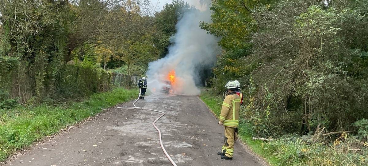 Pickup brennt komplett aus