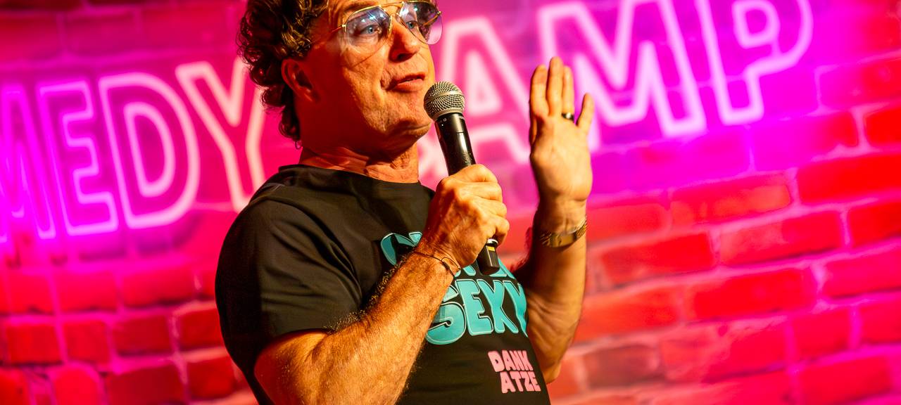 Das Comedy Camp 2025 startete in Unna in der Stadthalle. Auf der Bühne zu sehen: Atze Schröder.