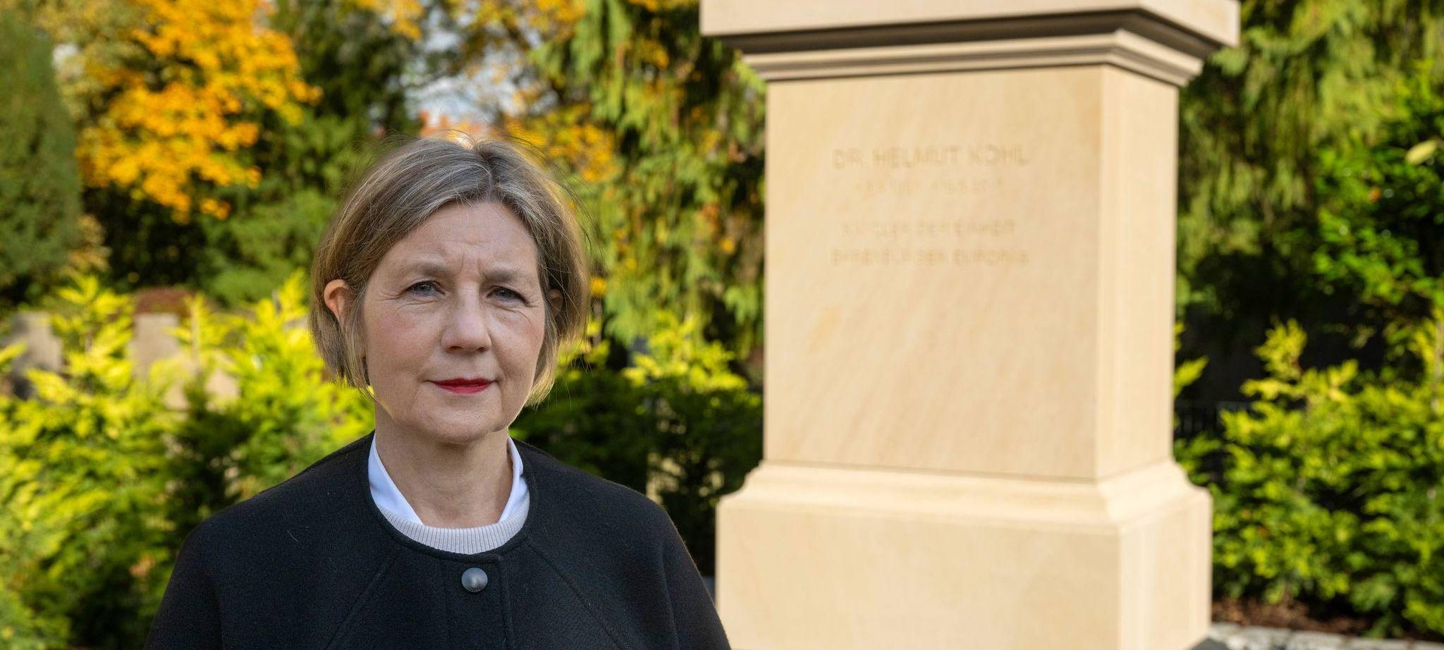 Maike Kohl-Richter am Grabmal ihres Mannes