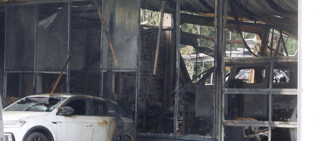 Nach Autohaus-Brand: Polizei sucht Zeugen und Videos