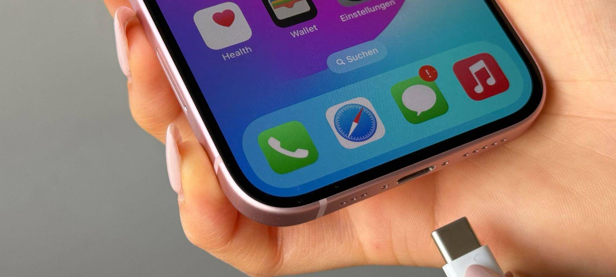 USB-C-Ladekabel wird an ein iPhone angeschlossen