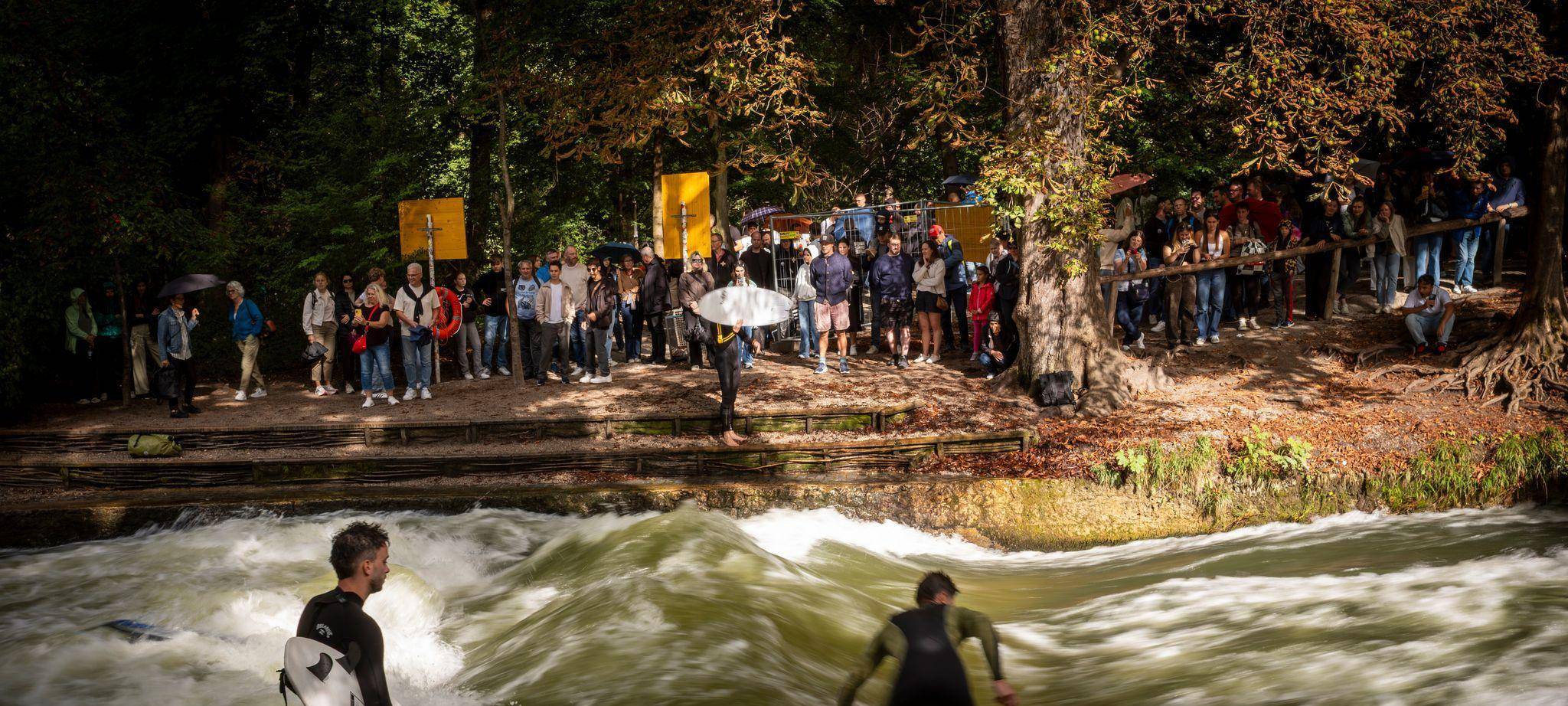 Surfer auf der Eisbachwelle