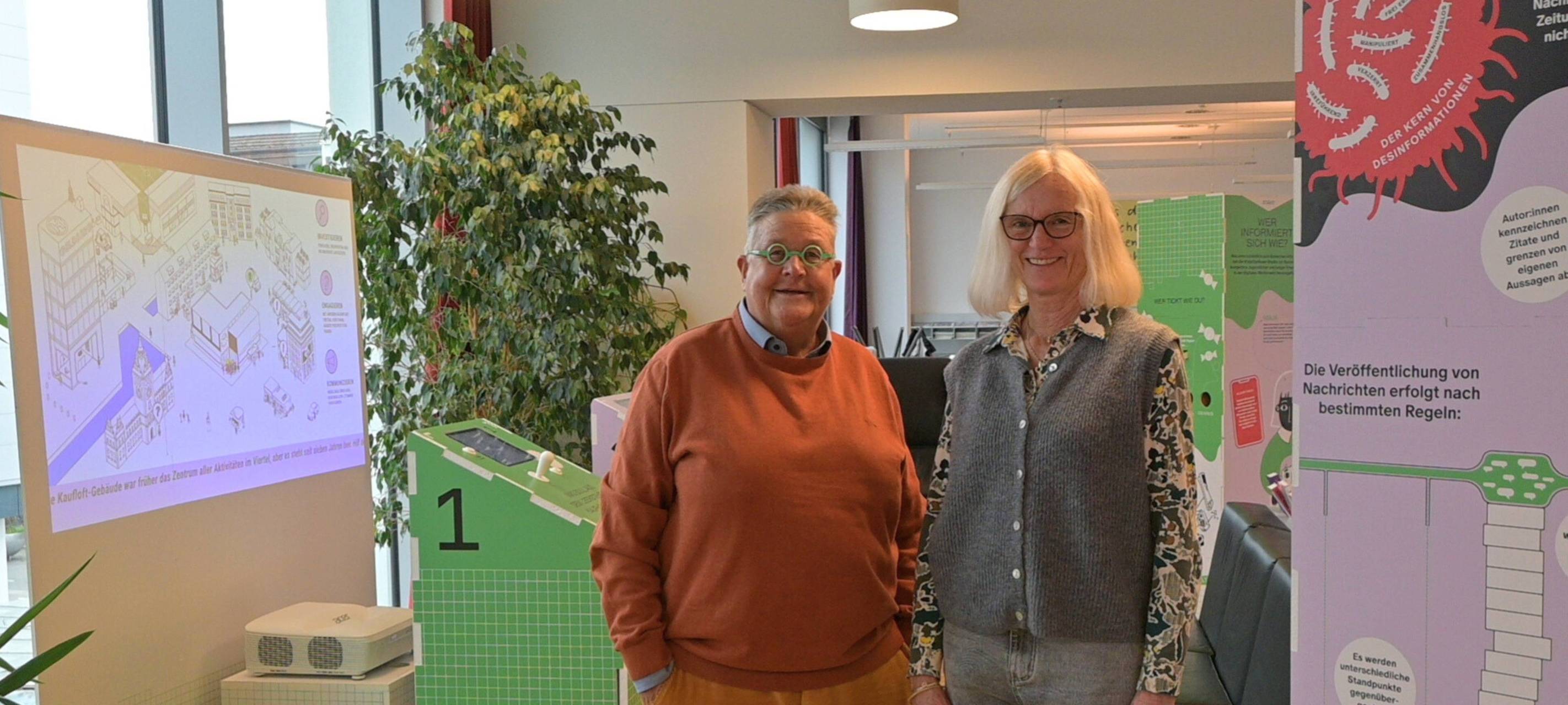 Dr. Daniela Grobe, Beigeordnete für Kultur (l.), und Claudia vom Felde, Leiterin der Stadtbibliothek (r.)