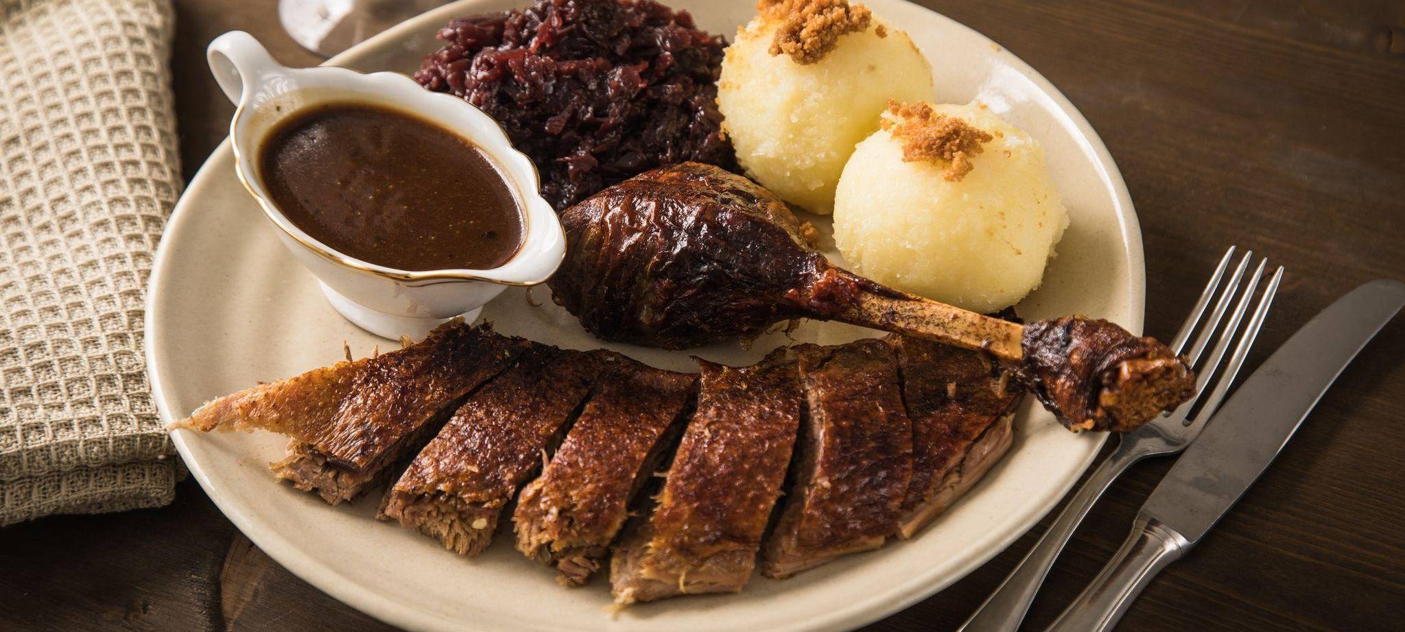 Martinsgans mit Rotkohl und Klößen