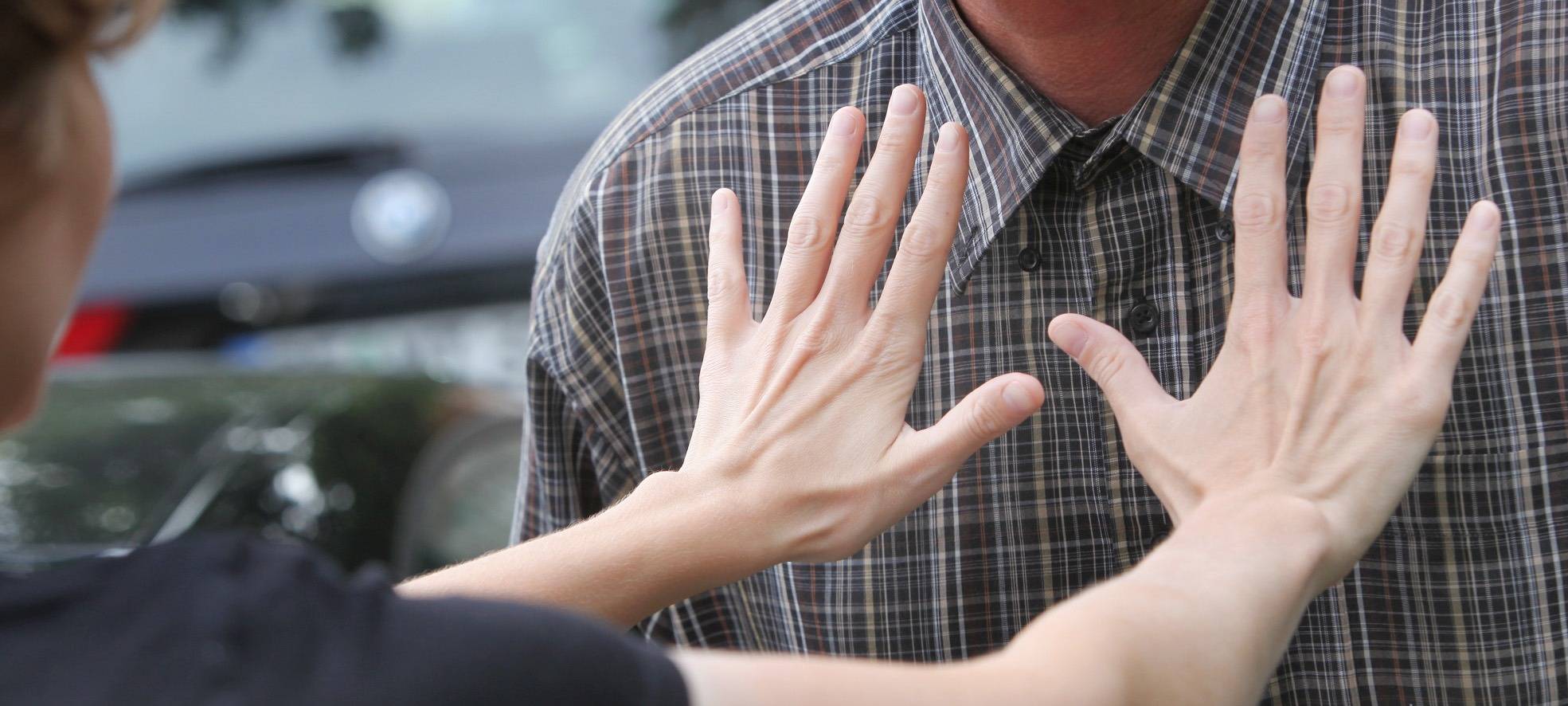 Selbstbehauptungskurse für Frauen und Jungen